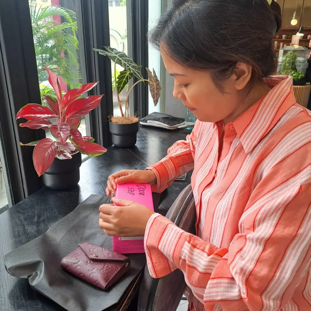 Samsung Galaxy Z Flip5 LCD replacement at MÖV Hotel Bukit Bintang. DoorstepFix offers hotel pickup, repair and delivery across Kuala Lumpur.