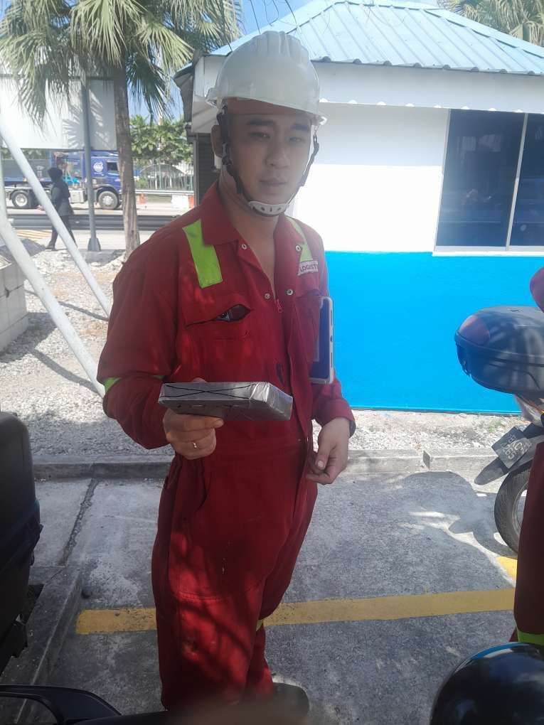 Two indonesian sailors got repaired smartphone from the port klang